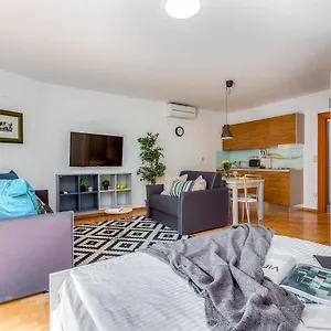 Apartment Main Street 2